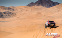 Giniel de Villiers, al volante del Toyota Hilux V8 4x4, durante una etapa del Rally Dakar 2021.