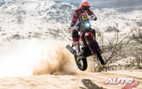 Laia Sanz, a los mandos de su Gas Gas 450 Rally, durante una etapa del Rally Dakar 2021.