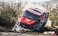 Aliaksei Vishneuski, al volante de un MAZ 6440RR, durante una etapa del Rally Dakar 2021.