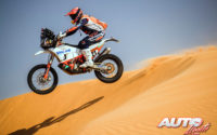 Daniel Sanders, a los mandos de su KTM 450 Factory, durante una etapa del Rally Dakar 2021.