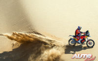 Sam Sunderland, a los mandos de su KTM 450 Factory, durante una etapa del Rally Dakar 2021.