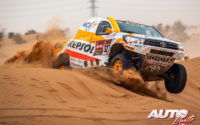 Isidre Esteve, al volante del Toyota Hilux V8 4x4, durante una etapa del Rally Dakar 2021.