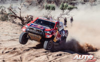 Nasser Al-Attiyah, al volante del Toyota Hilux V8 4x4, durante una etapa del Rally Dakar 2021.