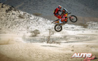 Sam Sunderland, a los mandos de su KTM 450 Factory, durante una etapa del Rally Dakar 2021.