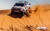 Giniel de Villiers, al volante del Toyota Hilux V8 4x4, durante una etapa del Rally Dakar 2021.