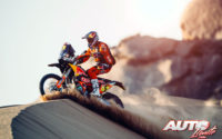 Sam Sunderland, a los mandos de su KTM 450 Factory, durante una etapa del Rally Dakar 2021.