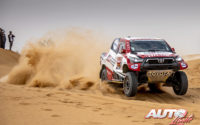 Henk Lategan, al volante del Toyota Hilux V8 4x4, durante una etapa del Rally Dakar 2021.