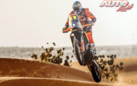 Sam Sunderland, a los mandos de su KTM 450 Factory, durante una etapa del Rally Dakar 2021.