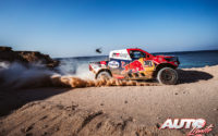 Nasser Al-Attiyah, al volante del Toyota Hilux V8 4x4, durante una etapa del Rally Dakar 2021.