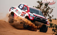 Giniel de Villiers, al volante del Toyota Hilux V8 4x4, durante una etapa del Rally Dakar 2021.