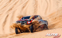 Henk Lategan, al volante del Toyota Hilux V8 4x4, durante una etapa del Rally Dakar 2021.
