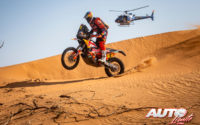 Sam Sunderland, a los mandos de su KTM 450 Factory, durante una etapa del Rally Dakar 2021.