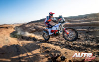 Daniel Sanders, a los mandos de su KTM 450 Factory, durante una etapa del Rally Dakar 2021.