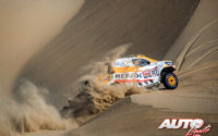 Isidre Esteve, al volante del Toyota Hilux V8 4x4, durante una etapa del Rally Dakar 2021.