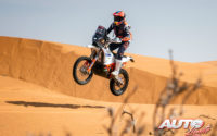 Daniel Sanders, a los mandos de su KTM 450 Factory, durante una etapa del Rally Dakar 2021.