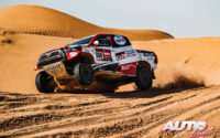 Giniel de Villiers, al volante del Toyota Hilux V8 4x4, durante una etapa del Rally Dakar 2021.