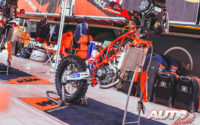 Asistencia del equipo KTM Factory Team durante una etapa del Rally Dakar 2021.