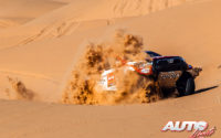 Giniel de Villiers, al volante del Toyota Hilux V8 4x4, durante una etapa del Rally Dakar 2021.