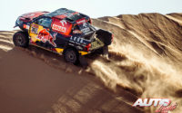 Jakub Przygonski, al volante del Toyota Hilux V8 4x4, durante una etapa del Rally Dakar 2021.