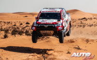 Giniel de Villiers, al volante del Toyota Hilux V8 4x4, durante una etapa del Rally Dakar 2021.
