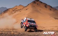 Nasser Al-Attiyah, al volante del Toyota Hilux V8 4x4, durante una etapa del Rally Dakar 2021.