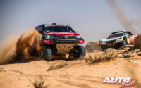 Jakub Przygonski, al volante del Toyota Hilux V8 4x4, durante una etapa del Rally Dakar 2021.