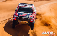 Nasser Al-Attiyah, al volante del Toyota Hilux V8 4x4, durante una etapa del Rally Dakar 2021.