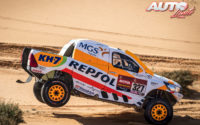 Isidre Esteve, al volante del Toyota Hilux V8 4x4, durante una etapa del Rally Dakar 2021.