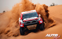 Giniel de Villiers, al volante del Toyota Hilux V8 4x4, durante una etapa del Rally Dakar 2021.