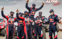 Stéphane Peterhansel alzado por sus rivales tras obtener la victoria en el Rally Dakar 2021. De izquierda a derecha: Matthieu Baumel (Toyota), Edouard Boulanger (MINI), Nasser Al-Attiyah (Toyota), Stéphane Peterhansel (MINI), Carlos Sainz (MINI) y Lucas Cruz (MINI).