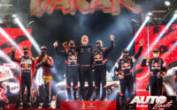Podio de la categoría de coches del Rally Dakar 2021. De izquierda a derecha: Matthieu Baumel y Nasser Al-Attiyah (Toyota), Edouard Boulanger, Sven Quandt (CEO de X-Raid) y Stéphane Peterhansel (MINI), junto a Carlos Sainz con Lucas Cruz (MINI).