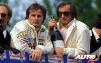 Gilles Villeneuve junto a Jackie Stewart, tras la celebración del podio del GP de San Marino 1982, disputado en el Autódromo Dino Ferrari de Imola (Italia).