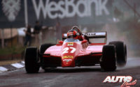 Gilles Villeneuve, al volante del Ferrari 126 C2, durante los entrenamientos del GP de Sudáfrica 1982, disputado en el circuito de Kyalami.