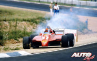 Gilles Villeneuve, al volante del Ferrari 126 C2, durante el GP de Sudáfrica 1982, disputado en el circuito de Kyalami. El piloto canadiense se debía retirar al sufrir una avería en el motor.