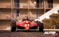 Gilles Villeneuve, al volante de su Ferrari 126 C2, durante el GP de EEUU Oeste 1982, disputado en el circuito urbano de Long Beach. Durante la carrera, los monoplazas de Ferrari montaron un alerón trasero doble que les costó la exclusión al finalizar la carrera.