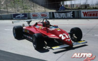 Gilles Villeneuve, al volante de su Ferrari 126 C2, durante el GP de EEUU Oeste 1982, disputado en el circuito urbano de Long Beach. Durante la carrera, los monoplazas de Ferrari montaron un alerón trasero doble que les costó la exclusión al finalizar la carrera.