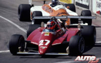 Gilles Villeneuve, al volante de su Ferrari 126 C2, durante el GP de EEUU Oeste 1982, disputado en el circuito urbano de Long Beach. Durante la carrera, los monoplazas de Ferrari montaron un alerón trasero doble que les costó la exclusión al finalizar la carrera.