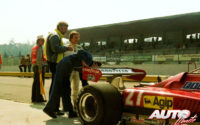 Gilles Villeneuve, junto a su Ferrari 126 C2, durante el GP de San Marino 1982, disputado en el Autódromo Dino Ferrari de Imola.