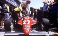 Gilles Villeneuve introduciéndose en el cockpit de su Ferrari 126 C2, durante el GP de San Marino 1982, disputado en el Autódromo Dino Ferrari de Imola.