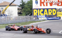 Gilles Villeneuve (27) y Didier Pironi (28), al volante de sus Ferrari 126 C2, durante el GP de San Marino 1982, disputado en el Autódromo Dino Ferrari de Imola.