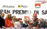 Didier Pironi y Gilles Villeneuve en el podio del GP de San Marino 1982, disputado en el Autódromo Dino Ferrari de Imola (Italia). El piloto canadiense estaba tremendamente decepcionado tras lo que él consideraba una traición de su compañero de equipo, Didier Pironi, que fue el vencedor de la prueba.