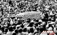 El féretro de Gilles Villeneuve fue cubierto con una bandera ajedrezada durante el funeral realizado en su ciudad natal, Berthierville (Canadá).