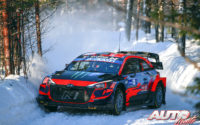 Oliver Solberg, al volante del Hyundai i20 Coupé WRC, durante el Rally Ártico de Finlandia 2021, puntuable para el Campeonato del Mundo de Rallies WRC.