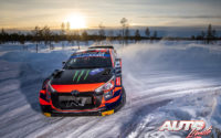 Oliver Solberg, al volante del Hyundai i20 Coupé WRC, durante el Rally Ártico de Finlandia 2021, puntuable para el Campeonato del Mundo de Rallies WRC.