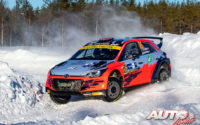 Ole Christian Veiby, al volante del Hyundai NG i20 Rally 2, durante el Rally Ártico de Finlandia 2021, puntuable para el Campeonato del Mundo de Rallies WRC 2.