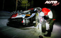 Elfyn Evans cambiando los neumáticos de clavos de su Toyota Yaris WRC durante el Rally Ártico de Finlandia 2021, puntuable para el Campeonato del Mundo de Rallies WRC.