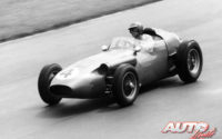 Carroll Shelby, al volante del Aston Martin DBR4 F1, durante el GP de Gran Bretaña 1959, disputado en el circuito de Aintree.