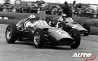 Roy Salvadori, al volante del Aston Martin DBR5 F1 (nº 18), durante el GP de Gran Bretaña 1960, disputado en el circuito de Silverstone.