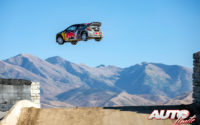 Timmy Hansen, volando al volante de su Peugeot 208 WRX, durante una prueba de los "Nitro Rallycross World Games" 2018, disputada en el Utah Motorsports Campus de Grantsville (Indiana - EEUU).