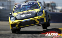 Tanner Foust, al volante del Volkswagen Beetle GRC, durante una prueba del Campeonato Global de Rallycross "GRC" 2015, disputada en Los Ángeles (California - EEUU).